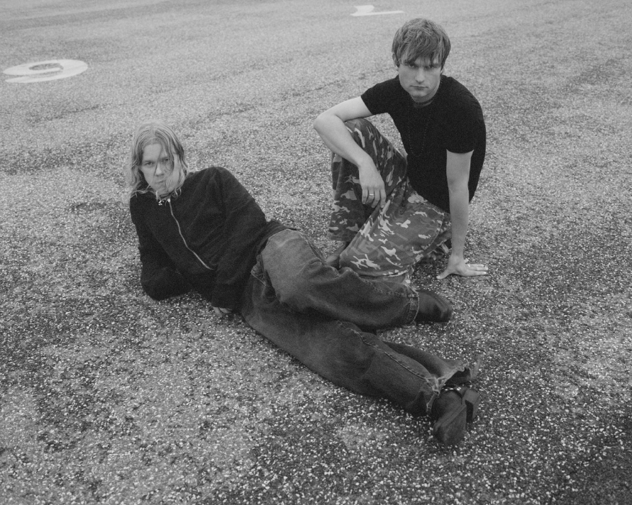 A Good Year debut album Play Escho Back of a car video